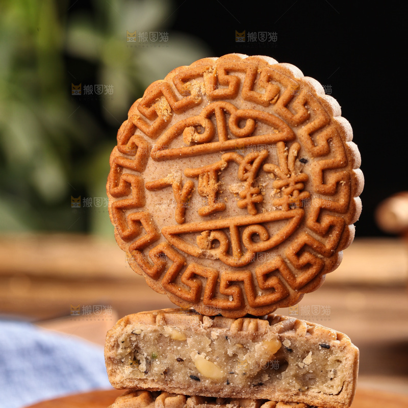木底上的荞麦五仁月饼