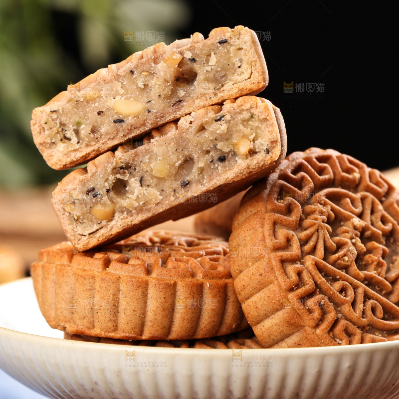 盘子里的荞麦五仁月饼