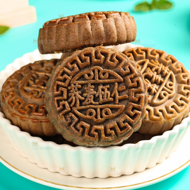 盘子里的荞麦五仁月饼
