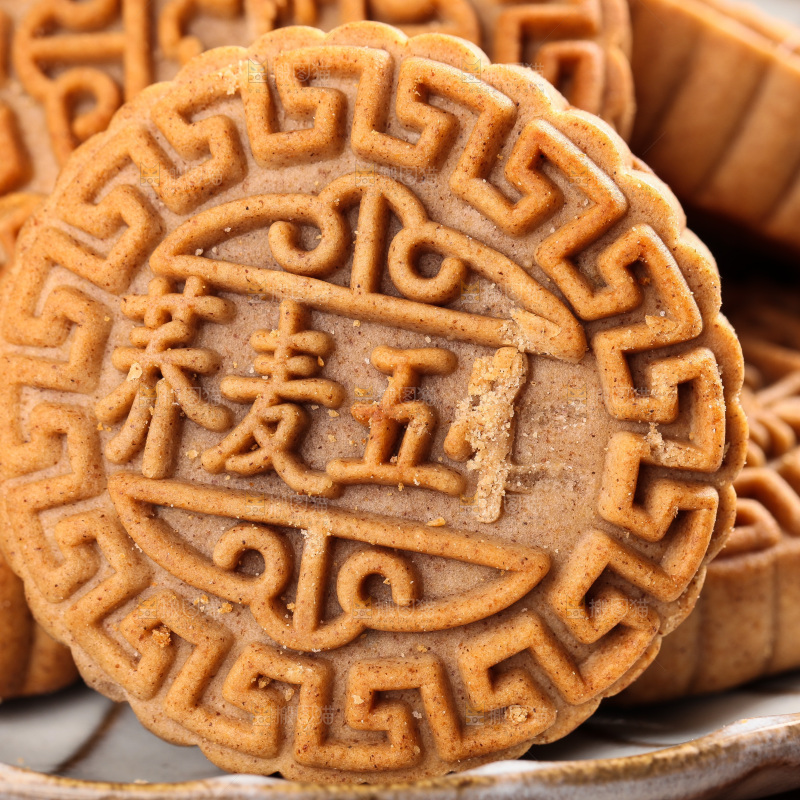 盘子里的荞麦五仁月饼