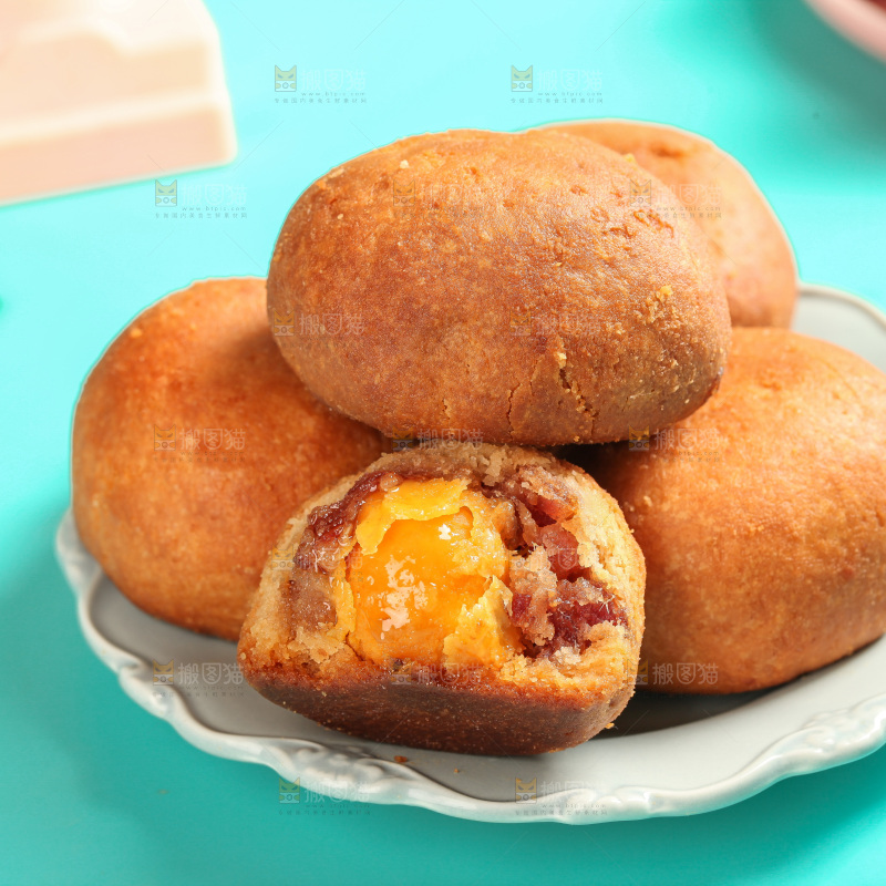 盘子里的火腿蛋黄月饼