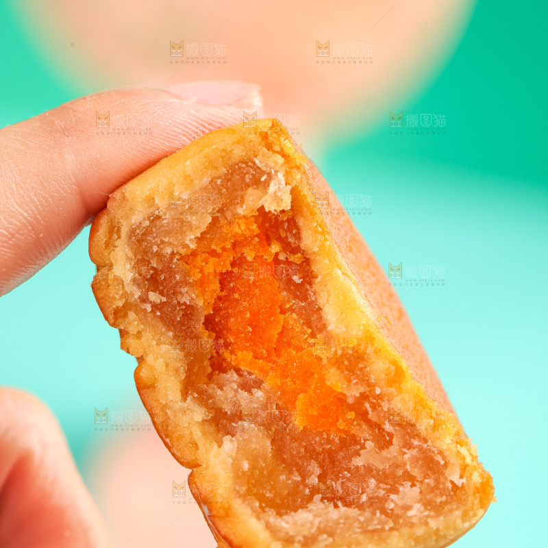 手拿着掰开的蛋黄月饼