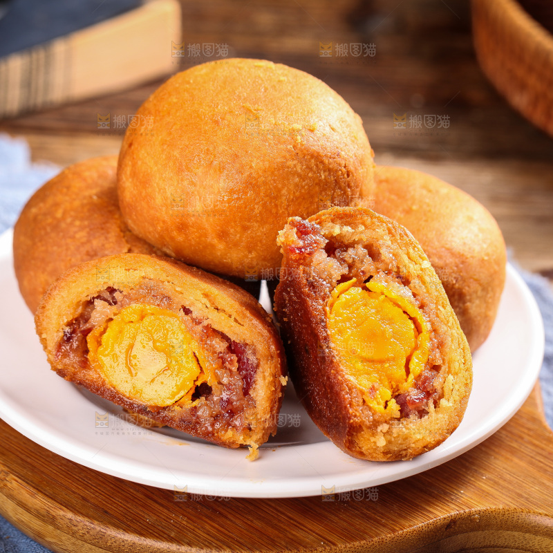 盘子里的火腿蛋黄月饼