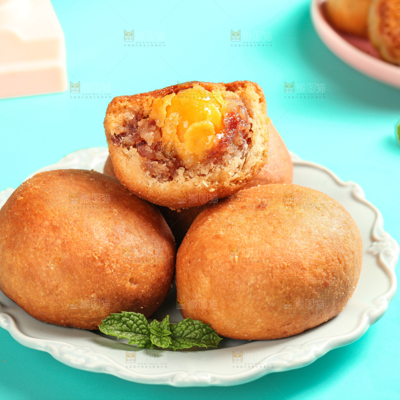 盘子里的火腿蛋黄月饼