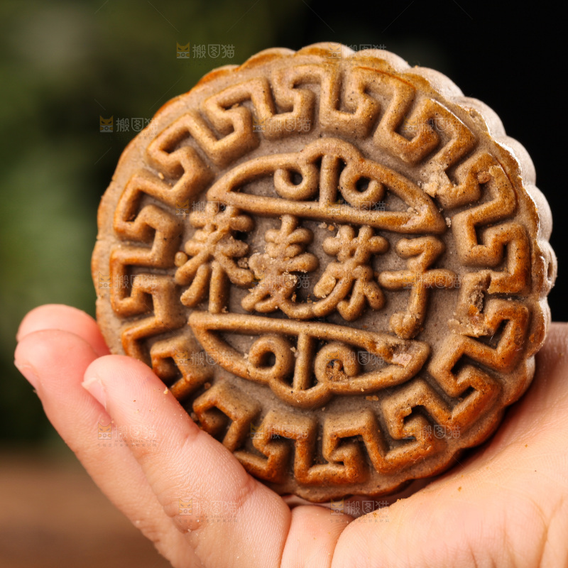 手里拿着荞麦五仁月饼