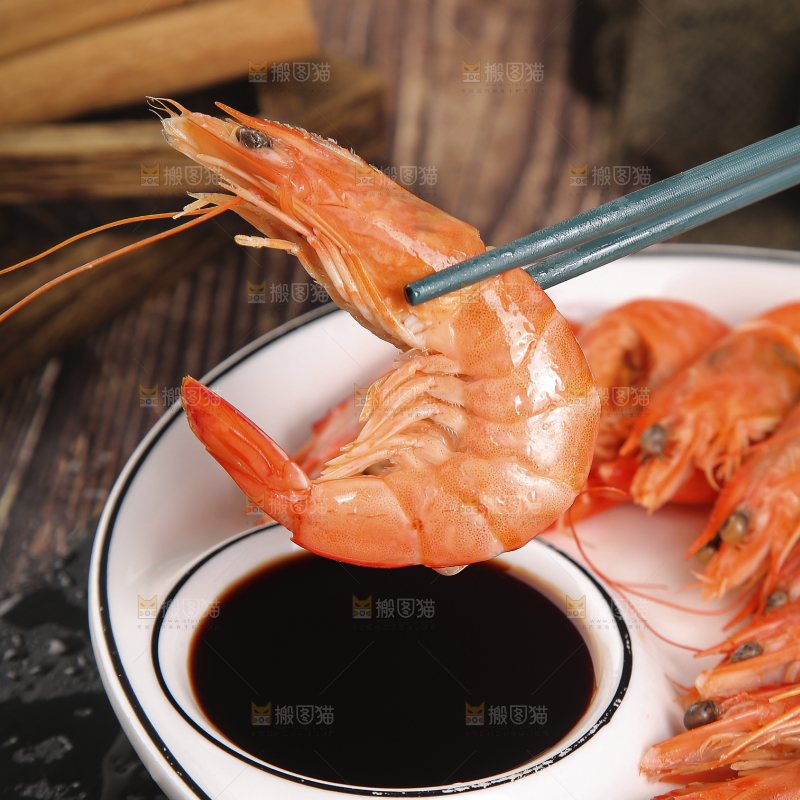 筷子上夹着清蒸对虾