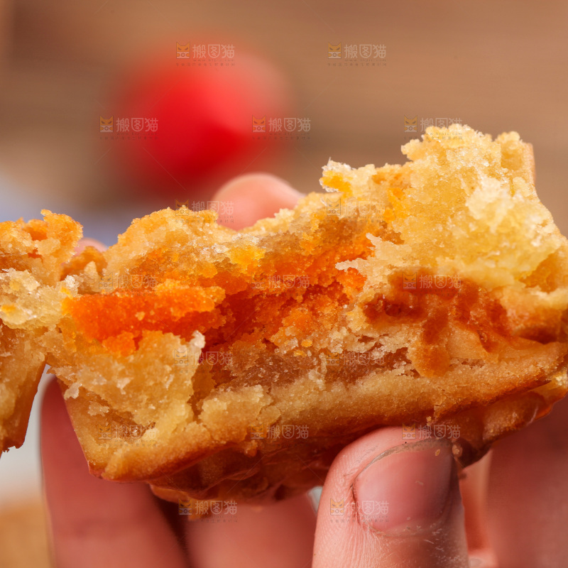 手拿着掰开的蛋黄月饼