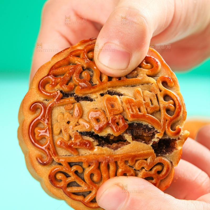 手上掰开的蛋黄豆沙月饼