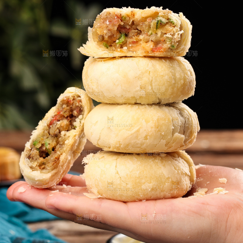手上放着酥皮月饼