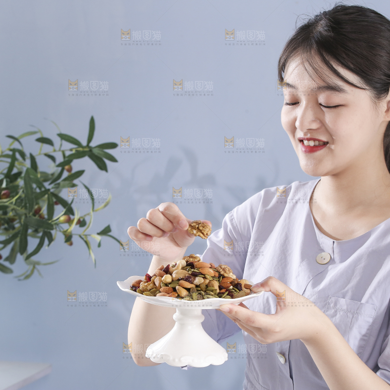 女孩手上端着一盘坚果组合
