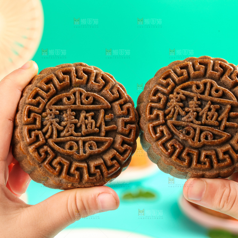 手上拿着荞麦五仁月饼