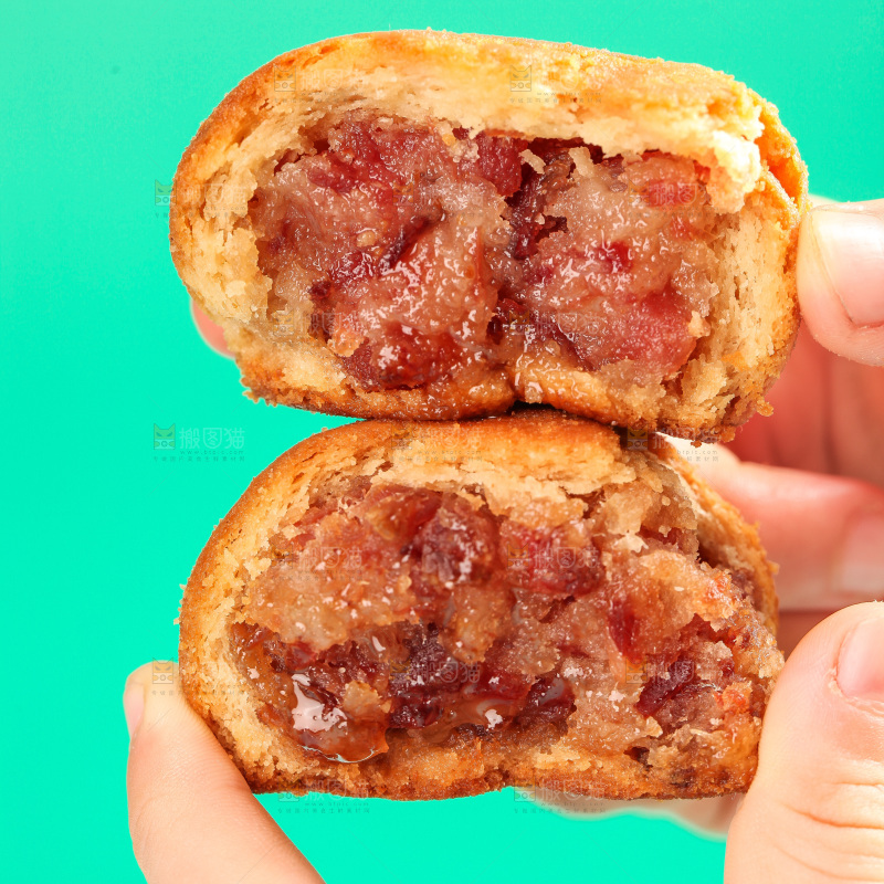 手上拿着火腿月饼