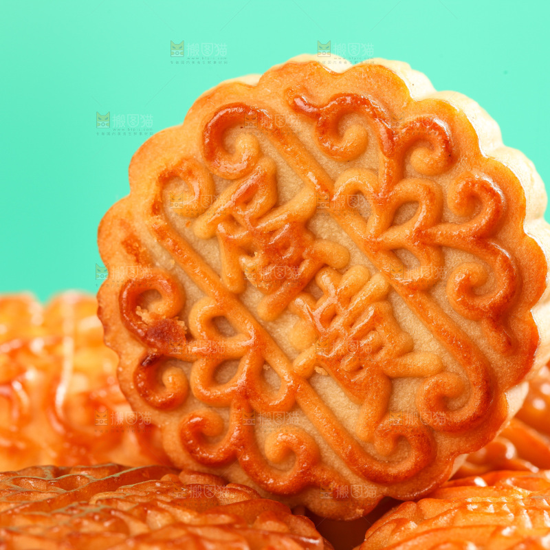 堆放着的蛋黄月饼