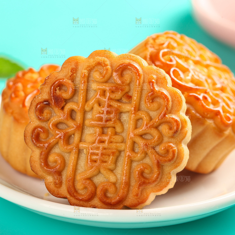 盘子里的蛋黄月饼