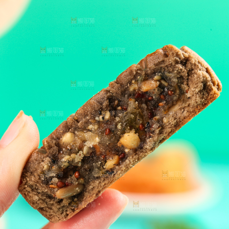 手上拿着掰开的荞麦五仁月饼