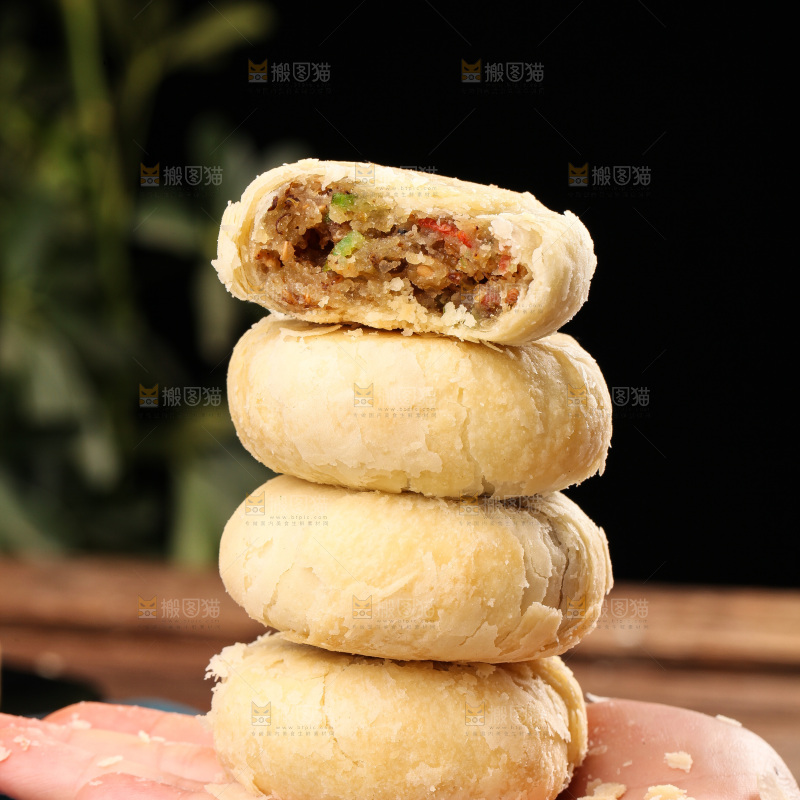 手上放着酥皮月饼
