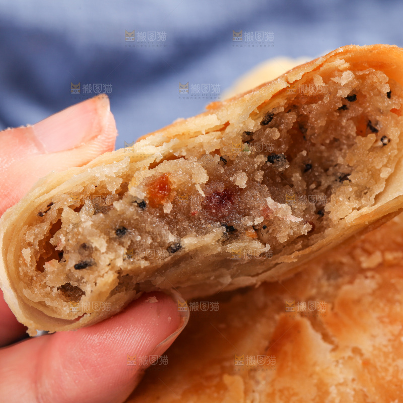 盘子里掰开的酥皮月饼