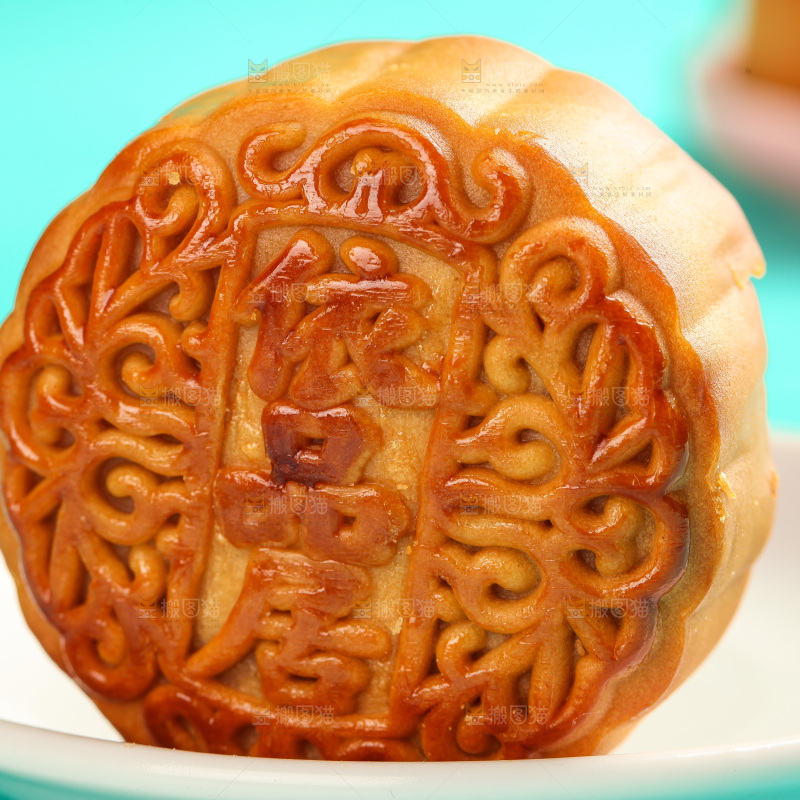 盘子里的蛋黄豆沙月饼
