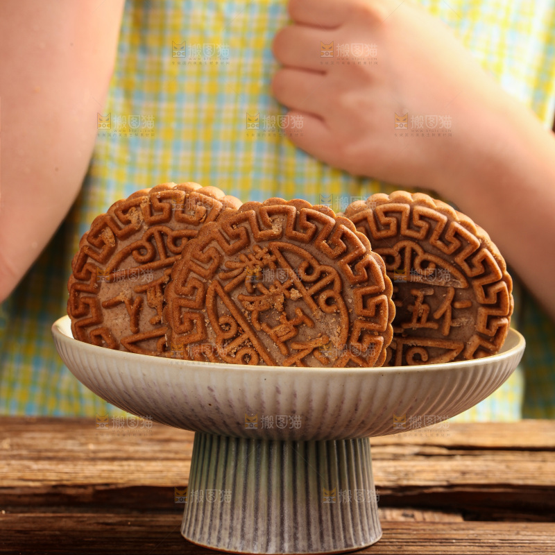 盘子里的荞麦五仁月饼
