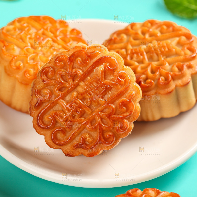 盘子里的蛋黄月饼