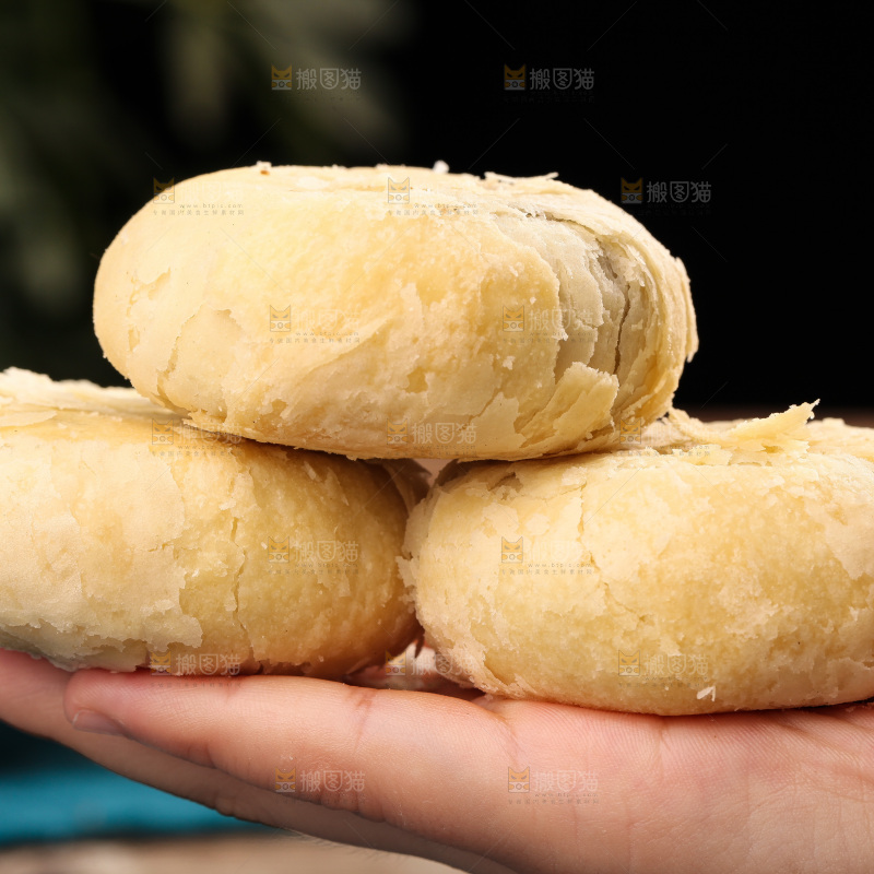 手上放着酥皮月饼