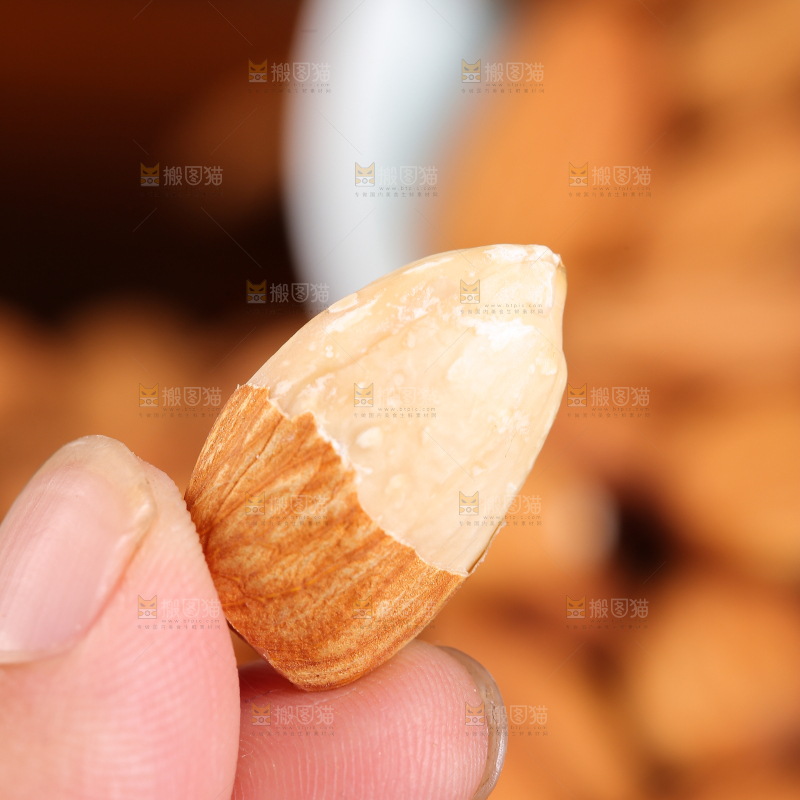 手上拿着的巴旦木仁