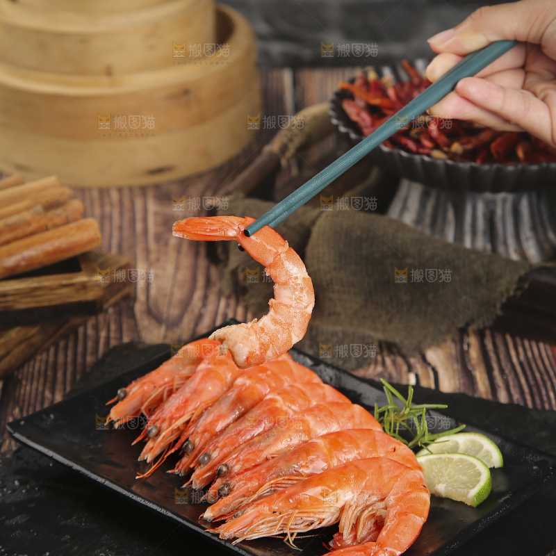 筷子上夹着清蒸对虾