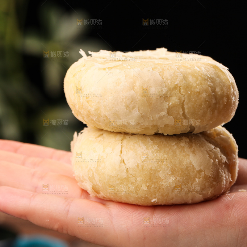 手上放着酥皮月饼