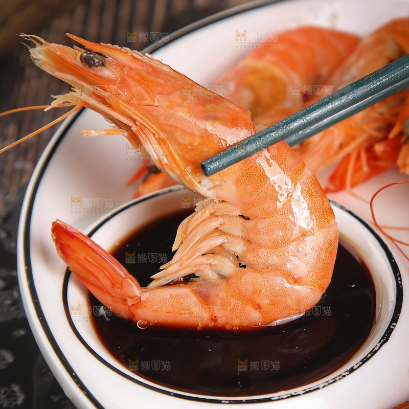 筷子上夹着清蒸对虾