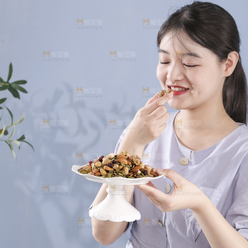 女孩手上端着一盘坚果组合