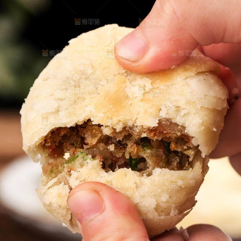 手拿着掰开的酥皮月饼