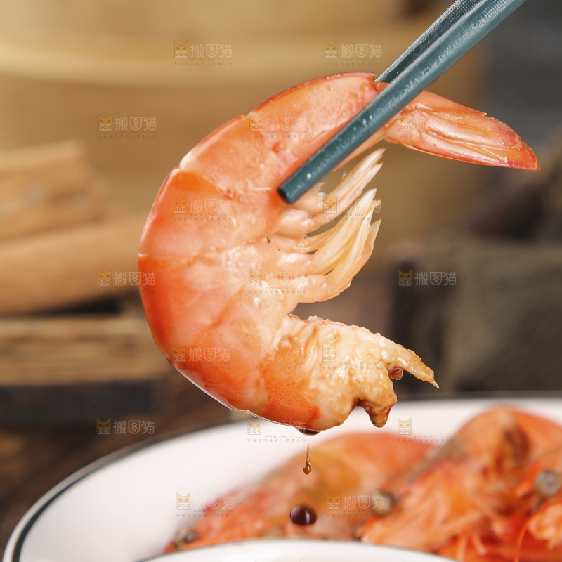 筷子上夹着清蒸对虾