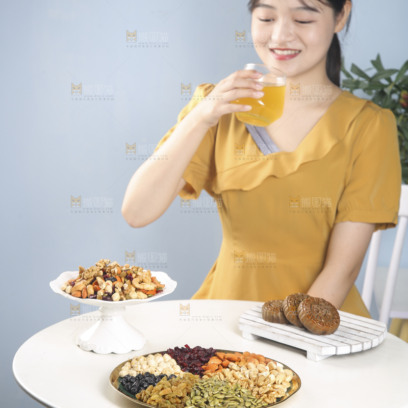 白底上放着一盘坚果组合