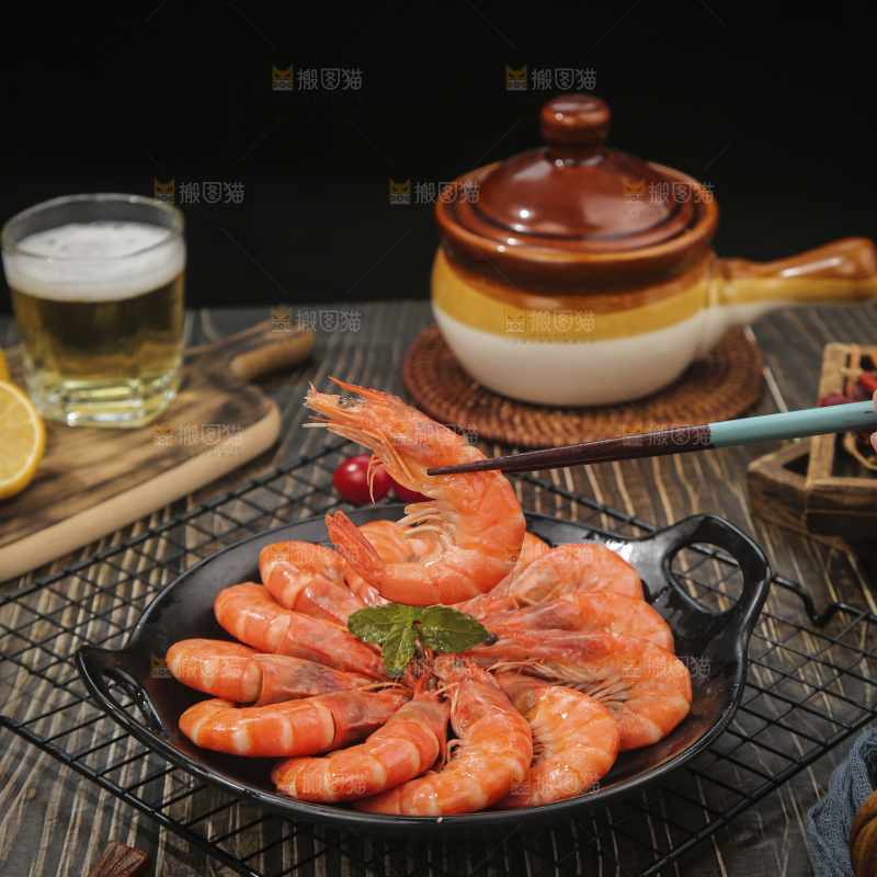 筷子上夹着清蒸对虾