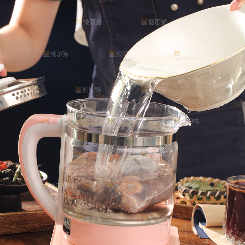女孩正在煮酸梅汤