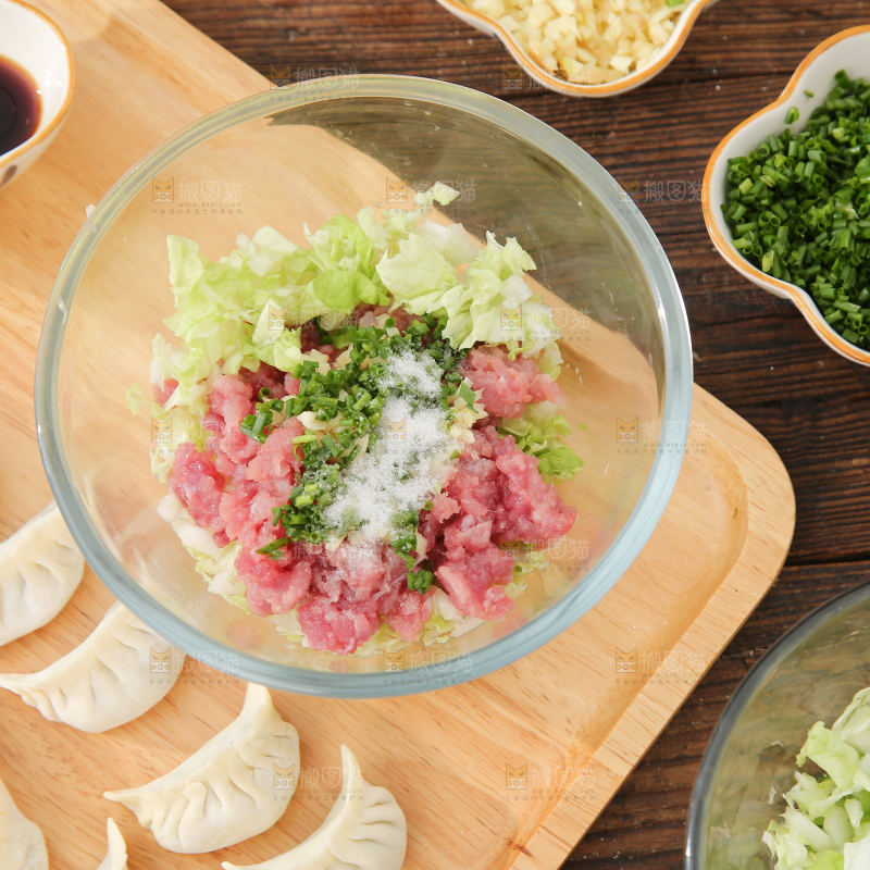 碗里装着的饺子馅