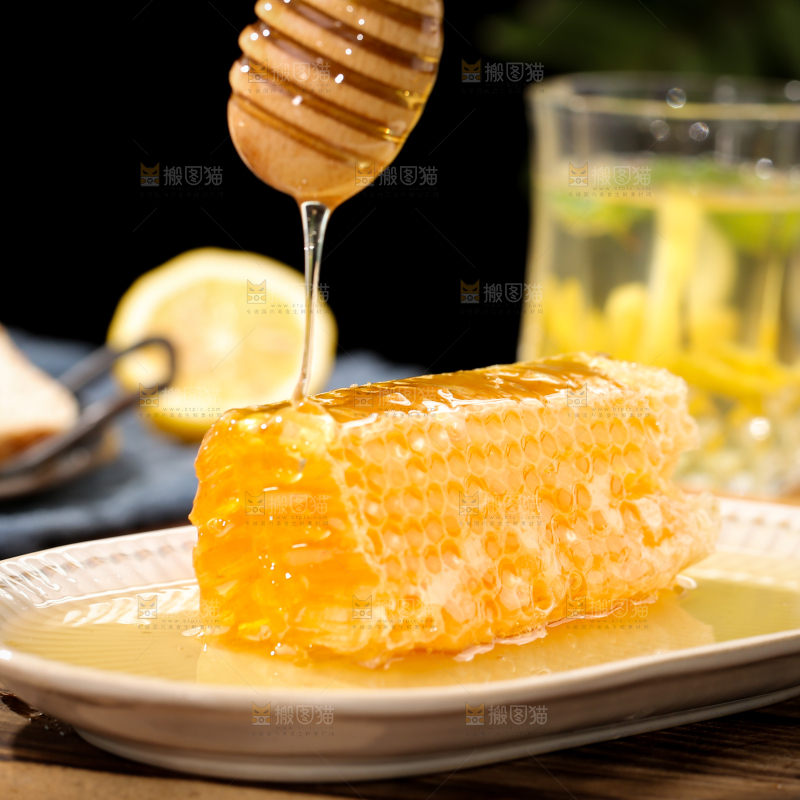 盘子里装着蜂巢蜜