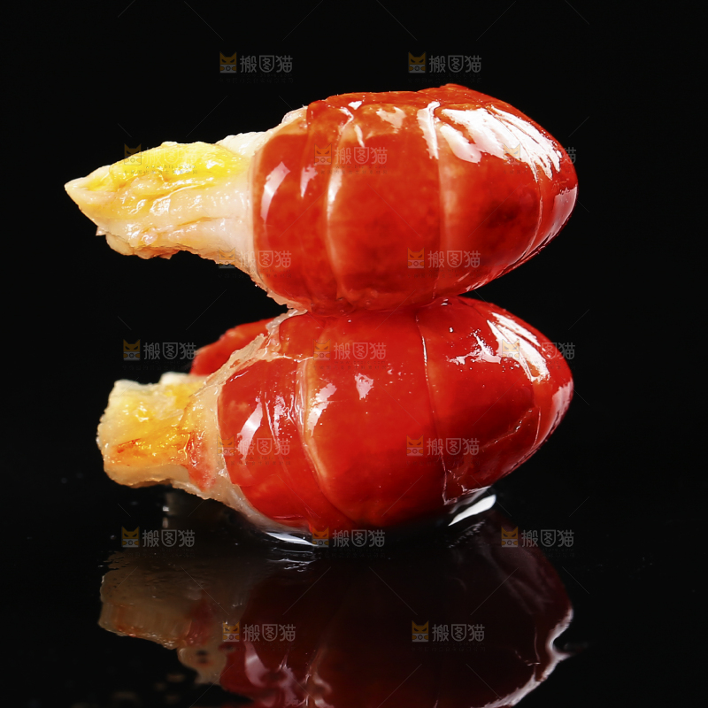 黑底上放着龙虾尾