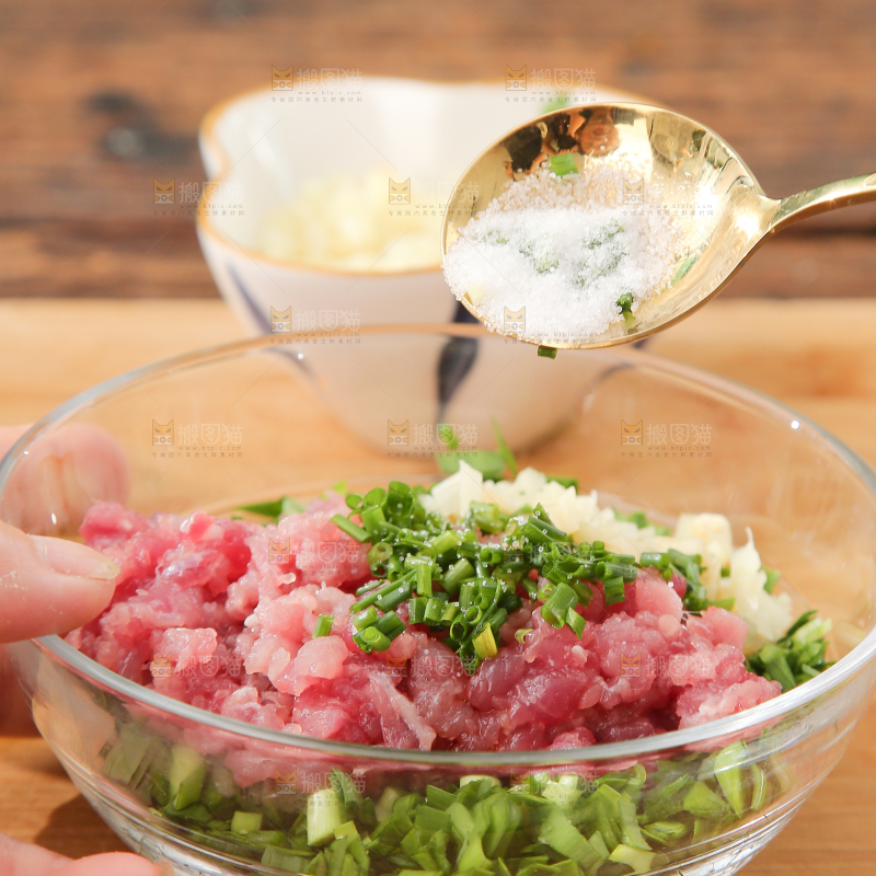 碗里装着的饺子馅