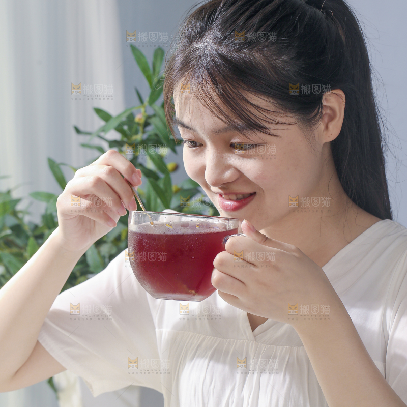 女孩手上拿着一杯酸梅汤