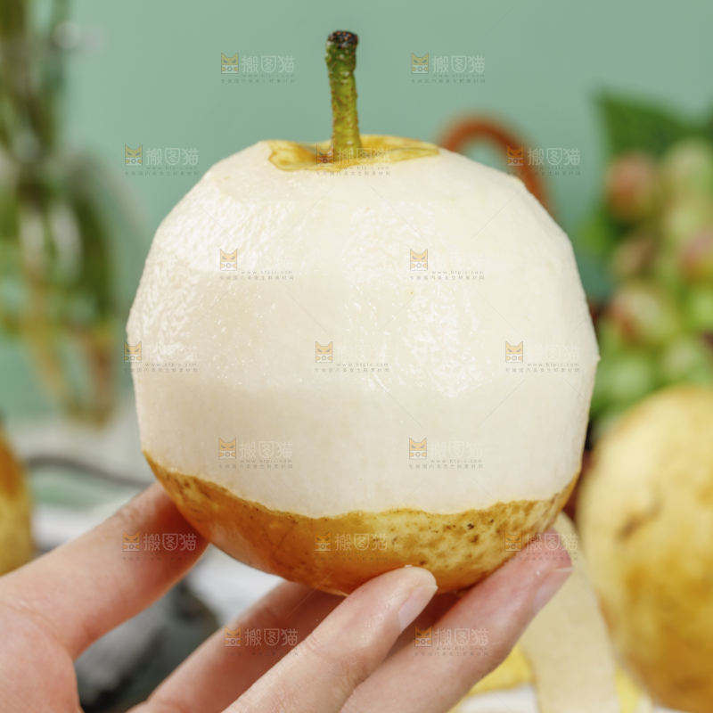手上拿着连州水晶梨