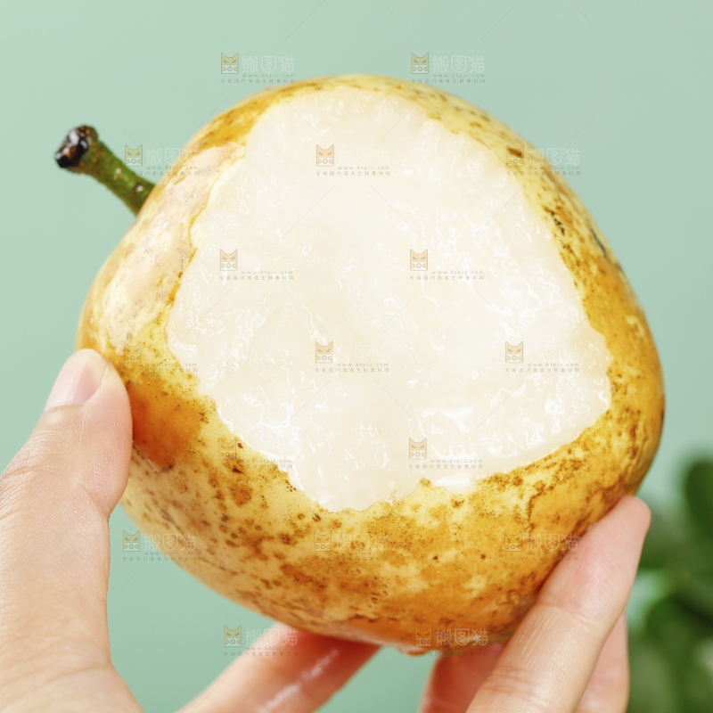 手上拿着水晶梨