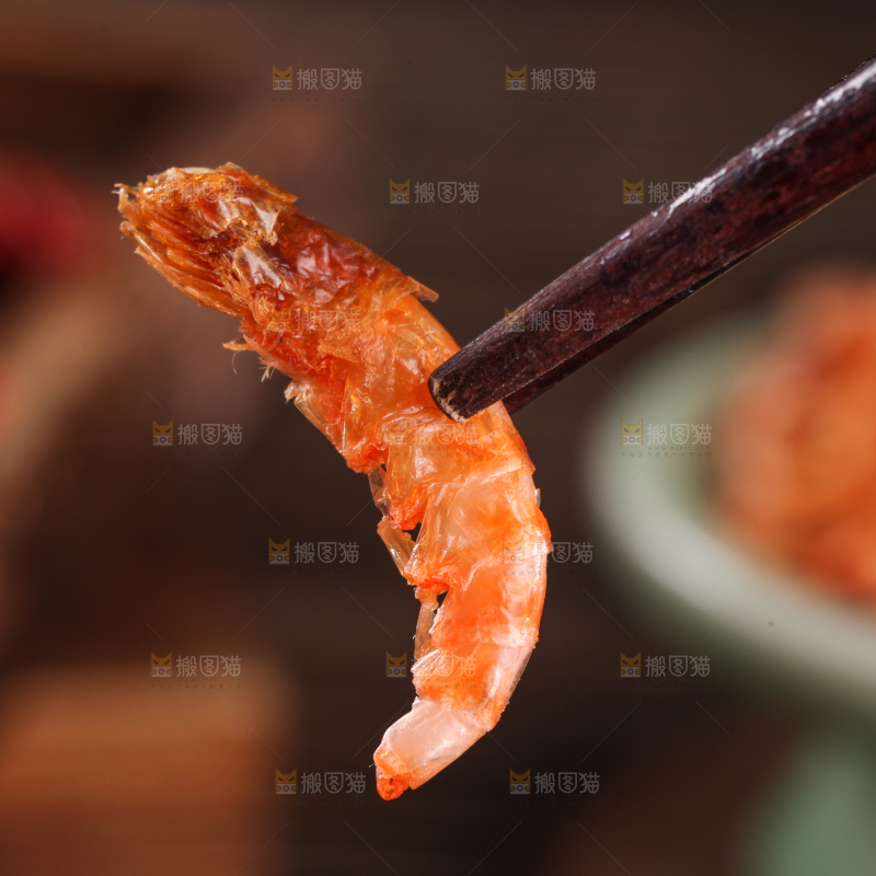 筷子上夹着红虾皮