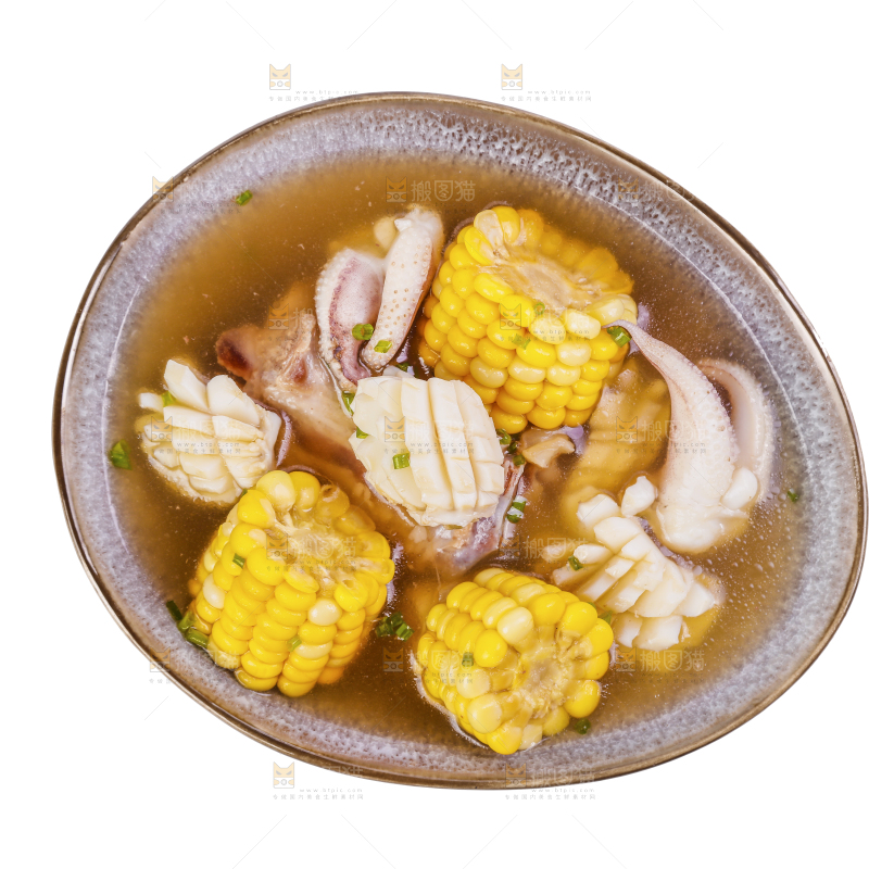 白底上放着一碗玉米炖墨鱼