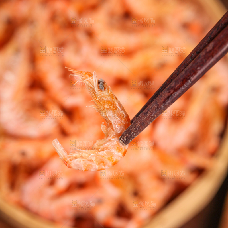 筷子上夹着红虾皮