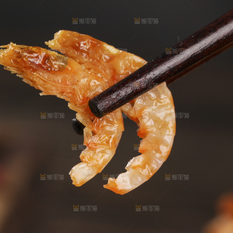 筷子上夹着红虾皮