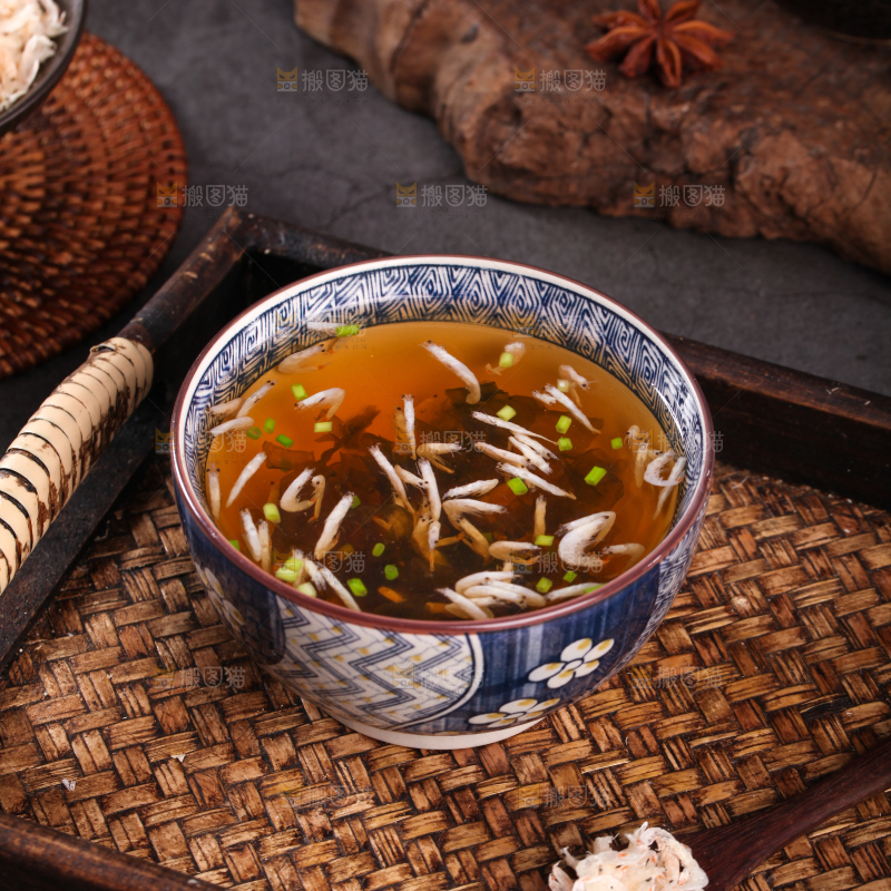 勺子上舀着紫菜虾米汤