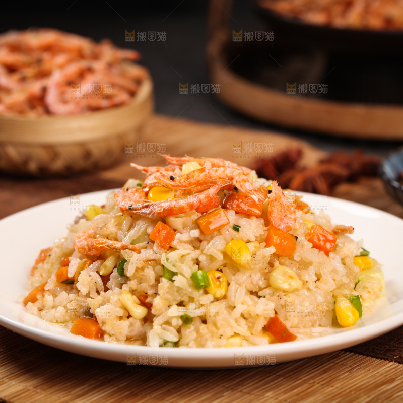 木底上放着一盘虾皮炒饭