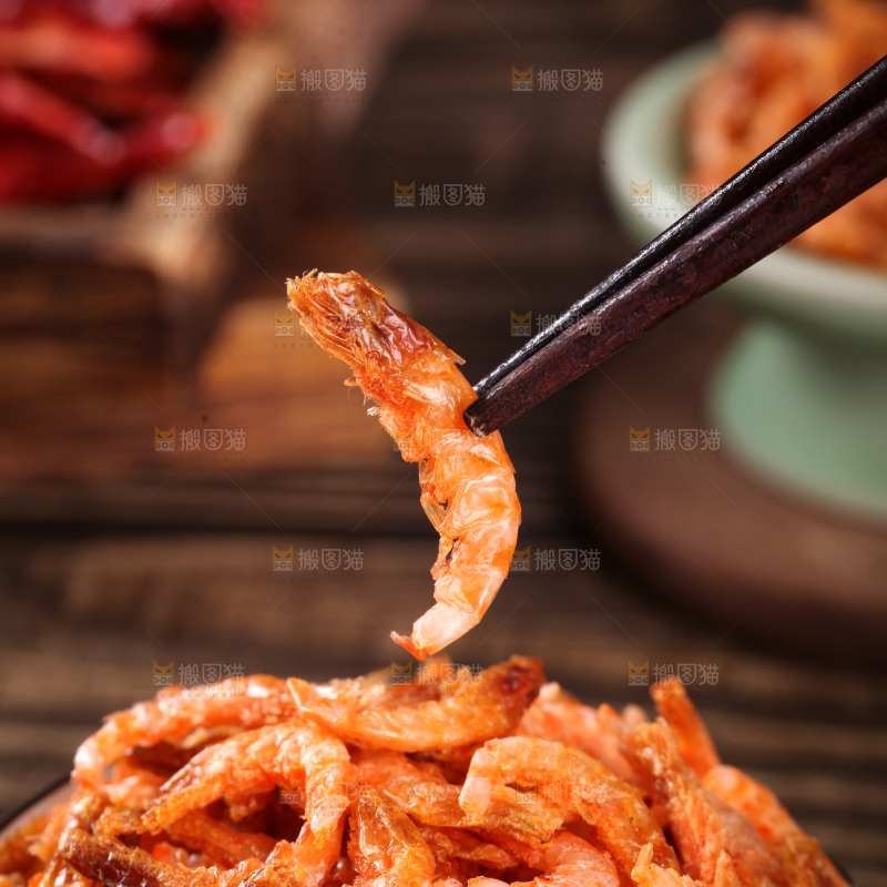 筷子上夹着红虾皮