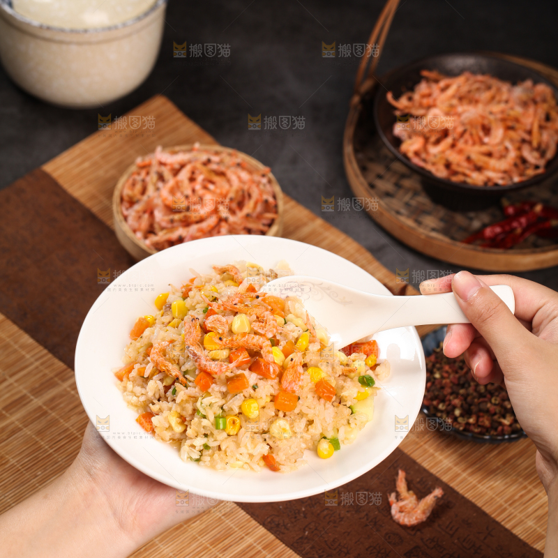 手捧着一盘虾皮菜品